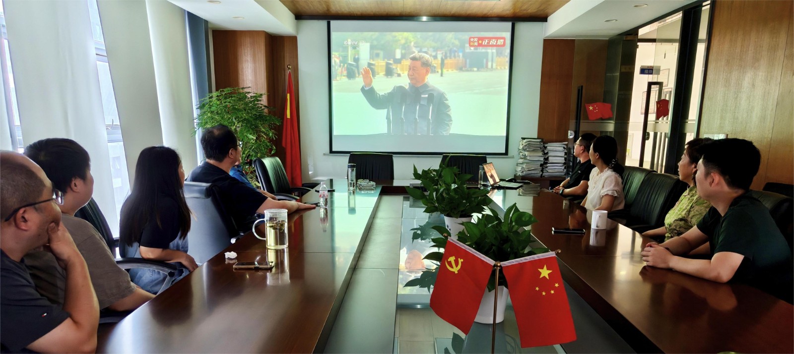 1756960743502383.jpg 观看阅兵.jpg